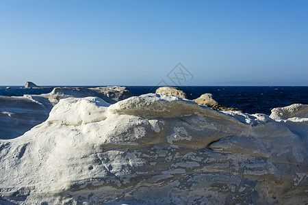 希腊米洛斯岛Sarakiniko地区白岩海海景地质学火山岩石太阳日光海滩天空吸引力蓝色图片