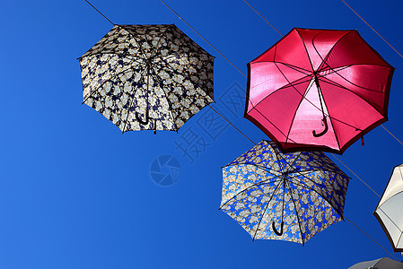 天空中有很多多彩的雨伞跨越产品符号创造力照片背景图片