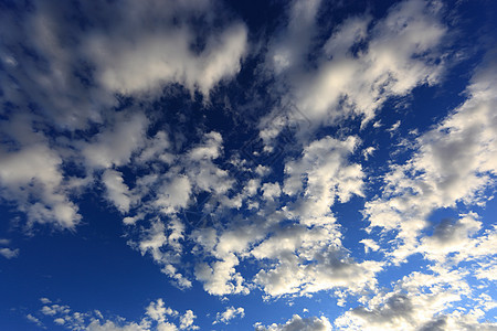 蓝色天空中的白云 在夏天的夏日背景图片