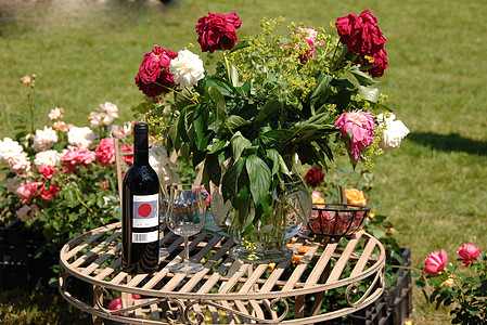 花朵和园中的红酒图片