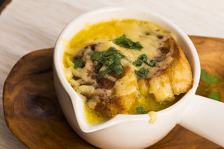 法国洋葱汤投掷食物木头美食软垫勺子黄色面包静物盘子图片