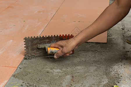 安装瓷砖前清理石膏地面维修建设者材料住宅工具砂浆水泥职场工作图片