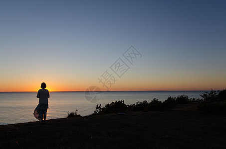 日落时的海岸妇女图片