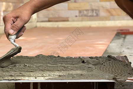 地板瓷砖与瓷粘合物和纤维结合在一起工作砂浆地面职场工具安装缺口装潢修理工石膏图片