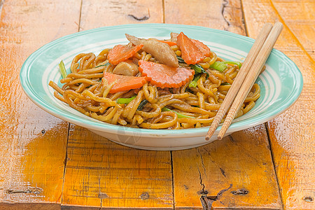 木背面的炸面面豆芽食物热带拉面炒面营养文化午餐烹饪蔬菜图片