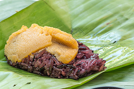 黑粘糊米和奶油 包在香蕉叶上牛奶美食小吃蒸汽椰子文化餐厅甜点热带蛋糕图片