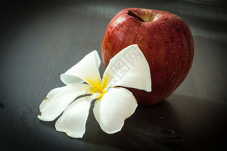 黑暗背景上的苹果水果柳条农场国家收成食物果汁饮食叶子甜点图片