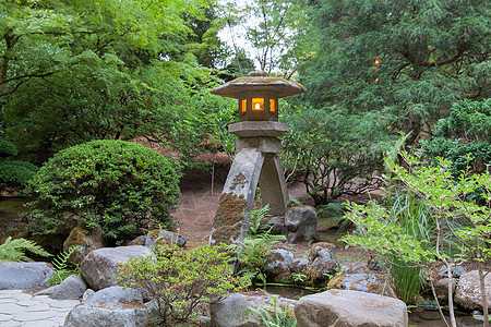 河边的日本石绿灯侠旅行绿化园林灌木蜡烛旅游植物花园景点灯笼图片