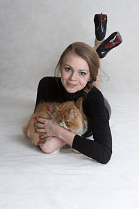 漂亮的女孩拿着一只红小猫微笑肩膀女士成年人猫科动物哺乳动物青少年混种拥抱家庭图片