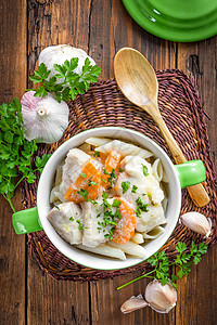 蔬菜和意大利面肉羊肉香菜美食沙锅肉汁炖肉营养烹饪晚餐课程图片