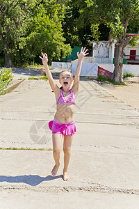 穿粉红色泳衣的跳女郎活动运动女士白色海滩女性小学生女学生孩子粉色背景图片
