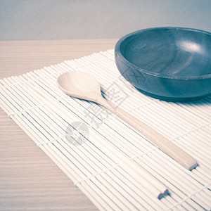 木勺碗和筷棍老式勺子美食餐具桌子筷子食物厨房烹饪午餐盘子图片