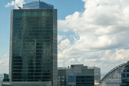 蓝色天空上高楼建筑云彩蓝天中心窗户商业高层建筑玻璃房子图片