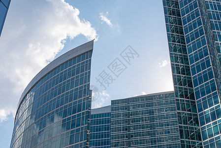 蓝色天空上高楼建筑云彩商业中心窗户高层建筑蓝天玻璃房子图片