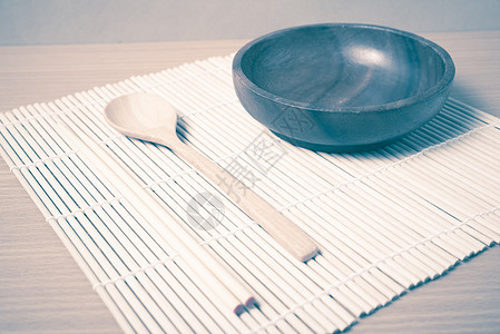 带有筷子老旧风格的空碗食物用具竹子圆形木头美食黑色盘子勺子棕色图片