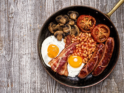 质朴的全套英式早餐疾病美食熏肉豆子油炸英语黄油育肥香肠水平图片