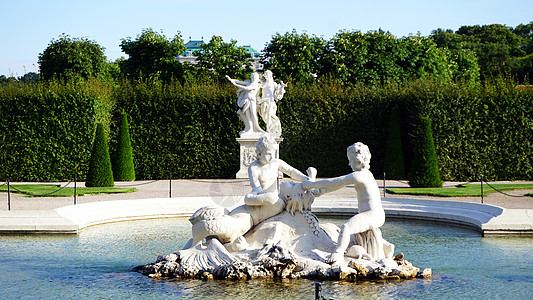 Belvedere宫池塘的雕塑图片