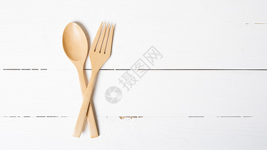 木制勺和叉手工沙拉厨具烹饪用具钢包刀具餐具桌子木头图片