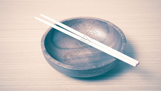 带有筷子老旧风格的空碗文化盘子竹子圆形宏观用具棕色木头美食餐厅图片