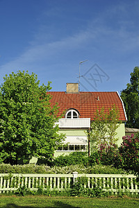 白色楼房建筑斯堪的纳维亚人住房绿色红色结构乡村小屋外观蓝色风光后院前院背景