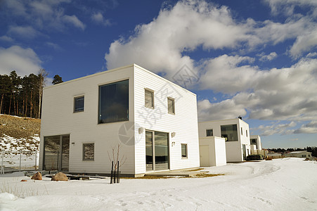白色楼房建筑斯堪的纳维亚人住房红色前院田园水平住宅小屋绿色外观风光文化背景
