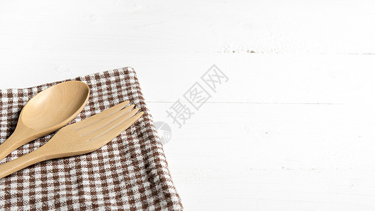 厨房毛巾上的木勺和叉子餐巾厨具烹饪桌子木头食物纺织品桌布勺子木板图片