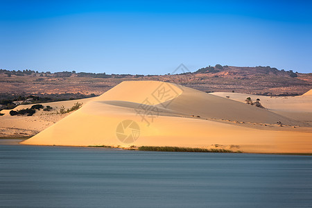 蓝天空的白沙沙丘 越南梅内天空活力黄色蓝色地平线沙丘白色沙漠海洋橙子图片