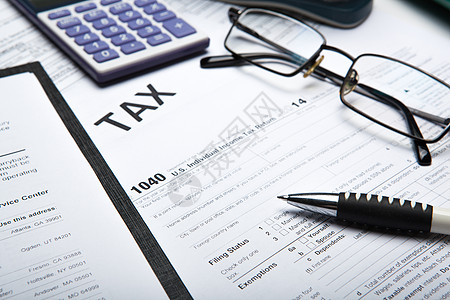桌面上的填充税务回报商业职场办公室收费台面职业桌子支付工作法律图片