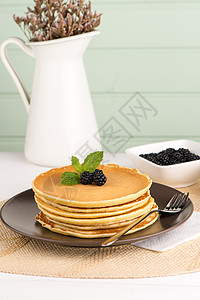 带新鲜黑莓的煎饼浆果碳水吃饭盘子营养生活蓝色早餐水果餐巾图片