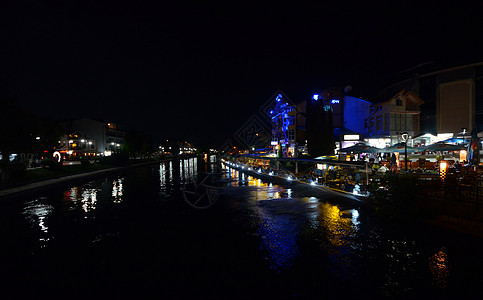 德里姆斯特鲁加河 奥赫里德湖 马西多尼亚社论夜景酒店城市灯光反射倒影水面图片