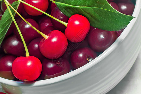 陶瓷花瓶里的大成熟樱桃食物甜点美食浆果红色绿色季节食品静物维生素图片