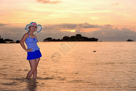 日出海边海滩上的女孩旅行访客游泳衣女性海洋假期天空蓝色女士热带图片
