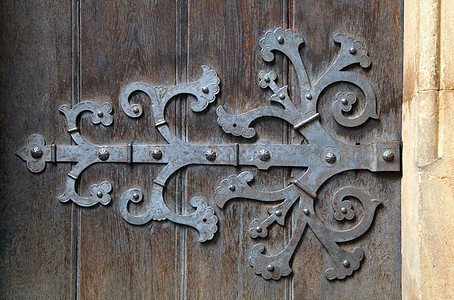 装饰性门锁着螺旋木头房子建筑学曲线铁工金属古董入口风化图片