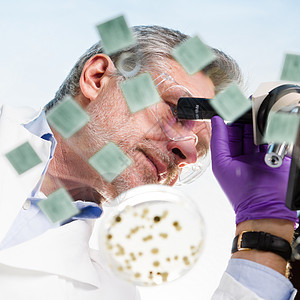生命科学研究员微观范围界定显微镜手套技术男性医院目镜药剂师生物学科学家取证图片