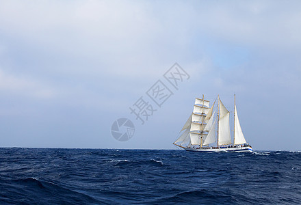 海上高架船海军海景航程风帆旅行航行海洋蓝色桅杆导航图片