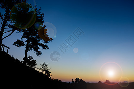 蓝色天空的月光山图片