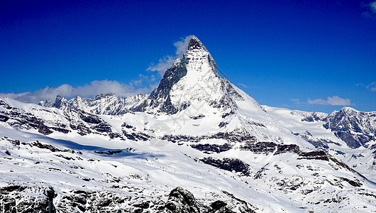 Fatyhorn 视图滑雪假期天蓝色三角形天空蓝色全景顶峰爬坡地标图片