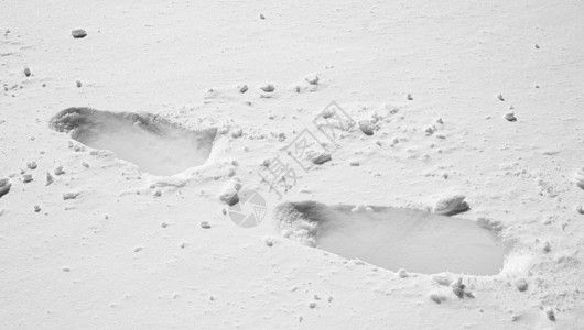 下雪时的脚印图片