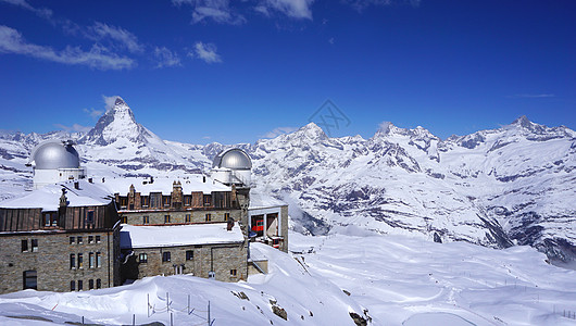Gornergrat火车站和Matterhorn在背景中的高峰图片