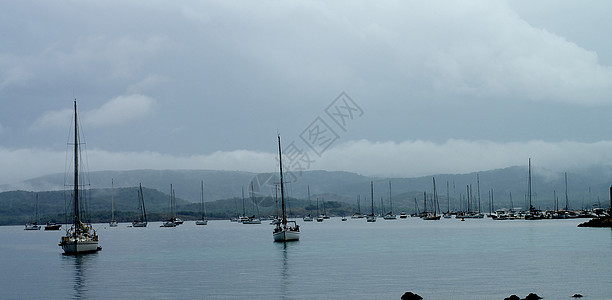 游艇停泊旅游帆船蓝色海岸运输港口天空雾霾码头目的地图片