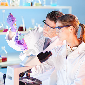 研究者观察进化器色变换医生学习教育测试生物学女士化学家女孩生物科学家图片