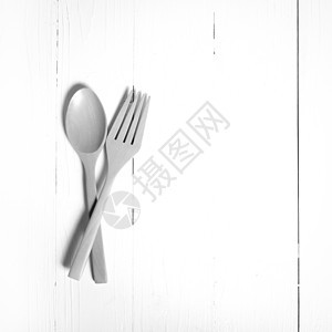 黑白两色的木勺和叉勺子服务手工桌子沙拉厨具木头烹饪粮食乡村图片