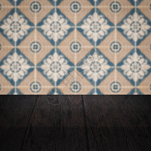 木桌顶壁和模糊的旧式瓷瓷瓷瓷砖墙正方形古董广告桌子展示房间制品嘲笑木头厨房背景图片