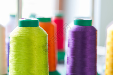色彩多彩的缝合线索宏观纺织品团体织物细绳选择性焦点针线活纤维工具图片