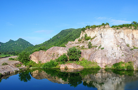 Chau Doc镇山区湖石头森林旅游天空蓝色旅行季节松树树木假期图片