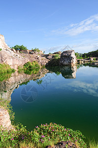 Chau Doc镇山区湖森林天空树木蓝色石头假期岩石反射旅行旅游图片