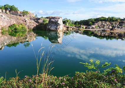 Chau Doc镇山区湖季节假期旅游反射松树蓝色树木石头旅行森林图片