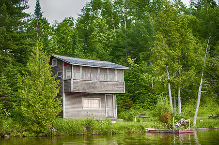 加拿大安大略省湖边木林小屋图片