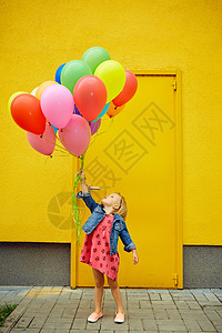 快乐的小女孩户外 有气球金发幸福乐趣孩子草地喜悦童年婴儿庆典微笑图片