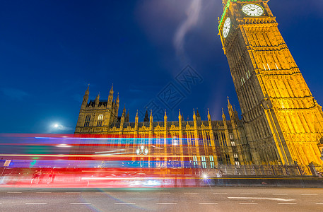 夜间有车灯路 威斯敏斯特桥  伦敦蓝色交通旅行旅游地标街道小径议会城市建筑学图片